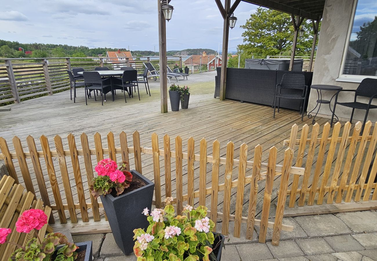 Apartment in Höviksnäs - Apartment in Höviksnäs, 300 m from the sea with a view of the Tjörn Bridge | SE09112
