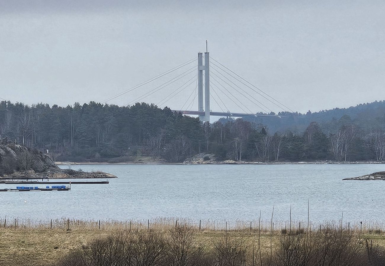 House in Höviksnäs - Apartment in Höviksnäs, 300 m from the sea with a view of the Tjörn Bridge | SE09112