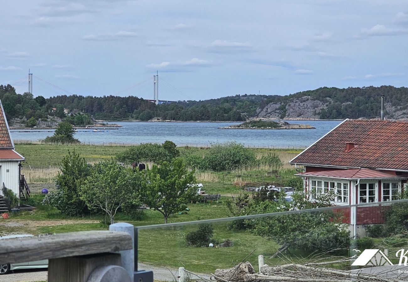 House in Höviksnäs - Apartment in Höviksnäs, 300 m from the sea with a view of the Tjörn Bridge | SE09112