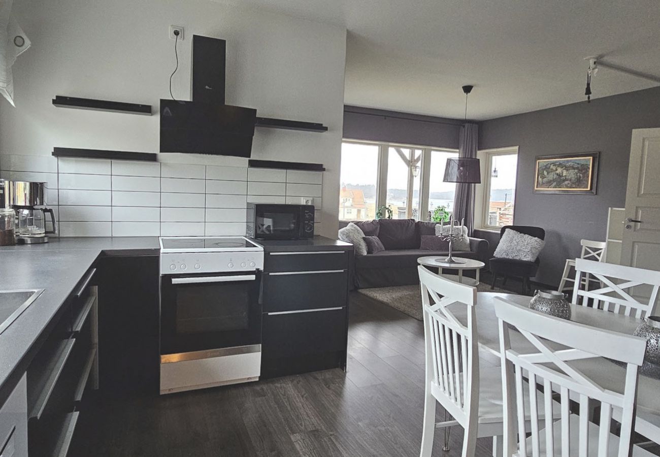 House in Höviksnäs - Apartment in Höviksnäs, 300 m from the sea with a view of the Tjörn Bridge | SE09112