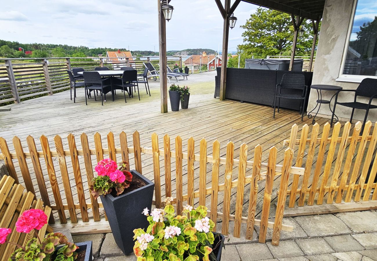 House in Höviksnäs - Apartment in Höviksnäs, 300 m from the sea with a view of the Tjörn Bridge | SE09112