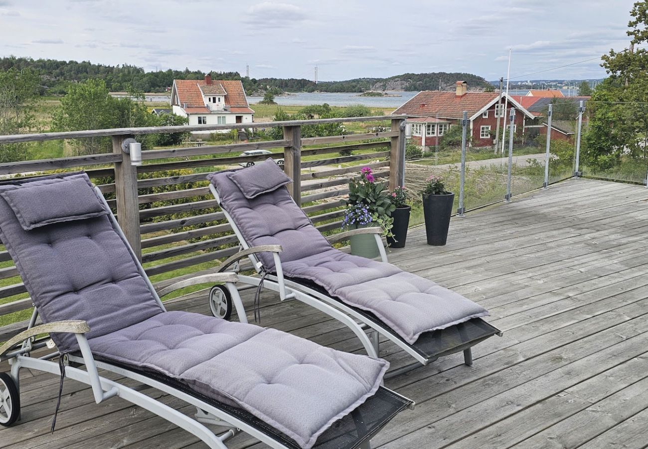 House in Höviksnäs - Apartment in Höviksnäs, 300 m from the sea with a view of the Tjörn Bridge | SE09112