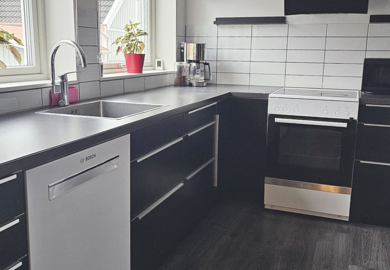 House in Höviksnäs - Apartment in Höviksnäs, 300 m from the sea with a view of the Tjörn Bridge | SE09112