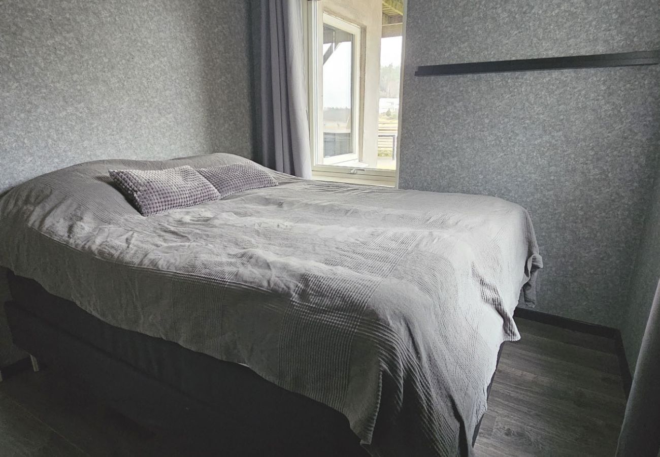 House in Höviksnäs - Apartment in Höviksnäs, 300 m from the sea with a view of the Tjörn Bridge | SE09112