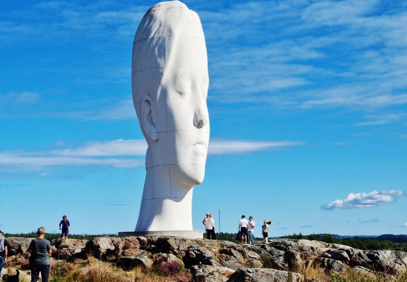 House in Höviksnäs - Apartment in Höviksnäs, 300 m from the sea with a view of the Tjörn Bridge | SE09112