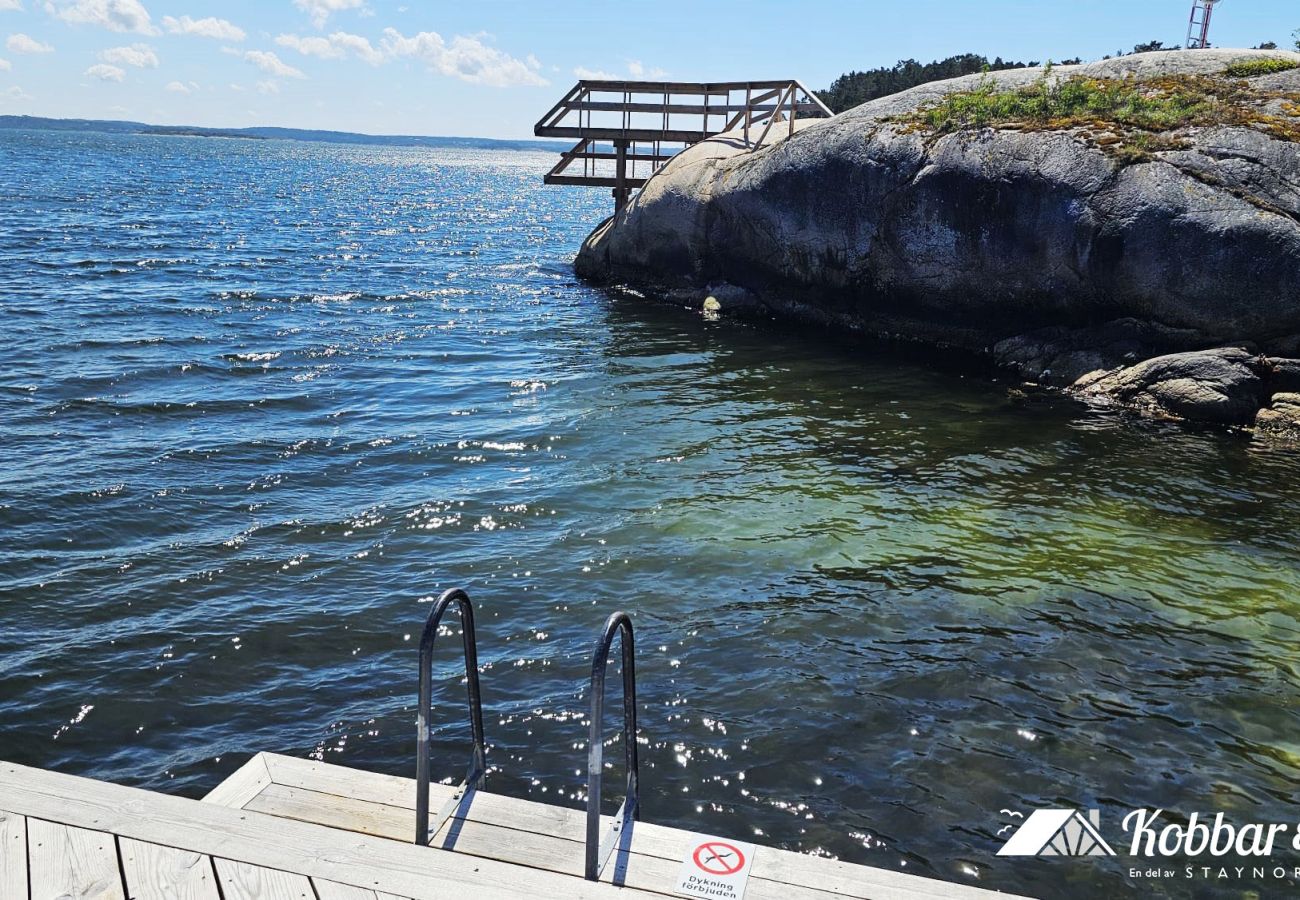 House in Höviksnäs - Apartment in Höviksnäs, 300 m from the sea with a view of the Tjörn Bridge | SE09112