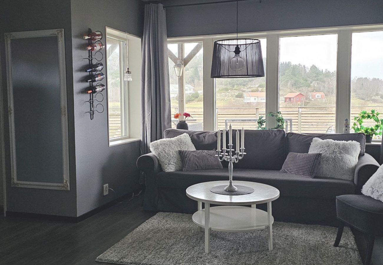 House in Höviksnäs - Apartment in Höviksnäs, 300 m from the sea with a view of the Tjörn Bridge | SE09112