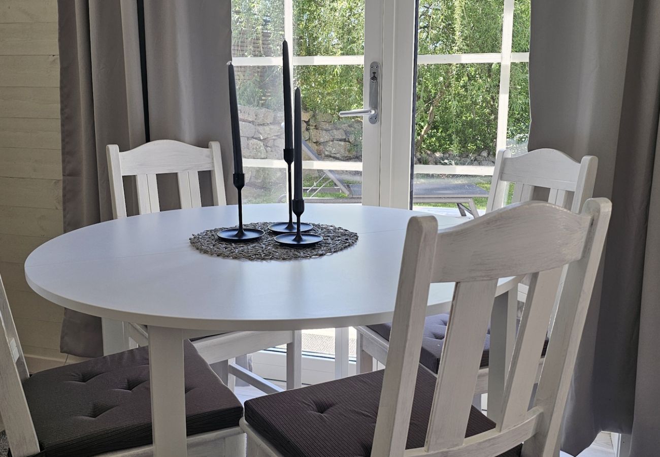 Cottage in Varekil - Modern studio house in Rossö, 370 m to the sea | SE09138