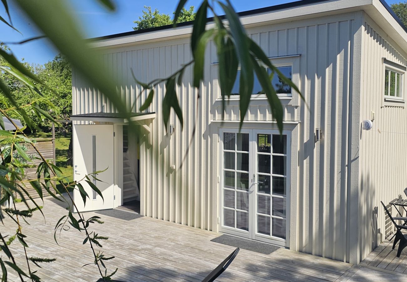 Cottage in Varekil - Modern studio house in Rossö, 370 m to the sea | SE09138