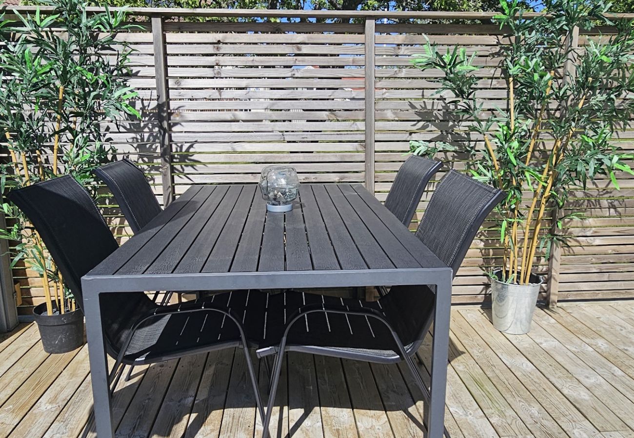 Cottage in Varekil - Modern studio house in Rossö, 370 m to the sea | SE09138