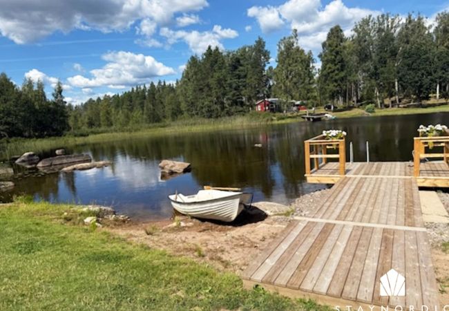 House in Vena - Red Cottage with Lakefront Location at Nerbjärken – Peaceful Retreat near Hultsfred | SE05088