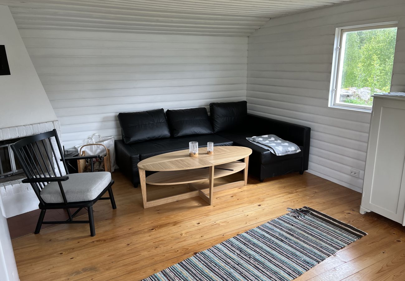 House in Vena - Red Cottage with Lakefront Location at Nerbjärken – Peaceful Retreat near Hultsfred | SE05088