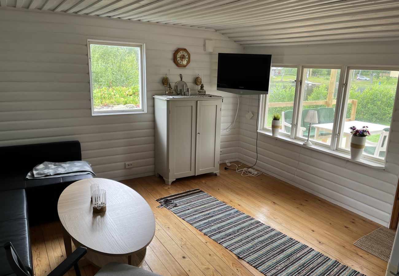 House in Vena - Red Cottage with Lakefront Location at Nerbjärken – Peaceful Retreat near Hultsfred | SE05088