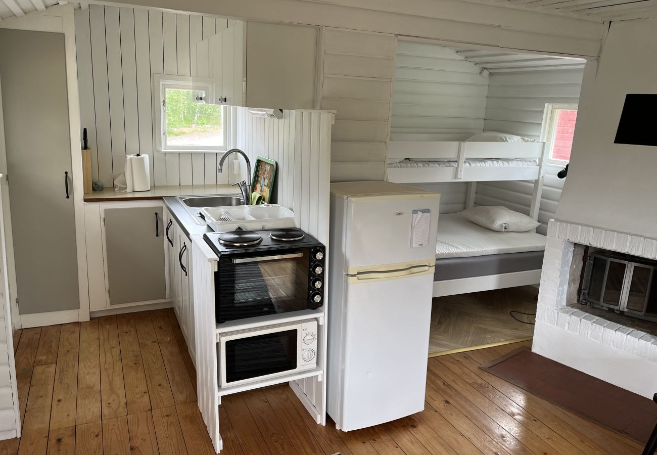 House in Vena - Red Cottage with Lakefront Location at Nerbjärken – Peaceful Retreat near Hultsfred | SE05088