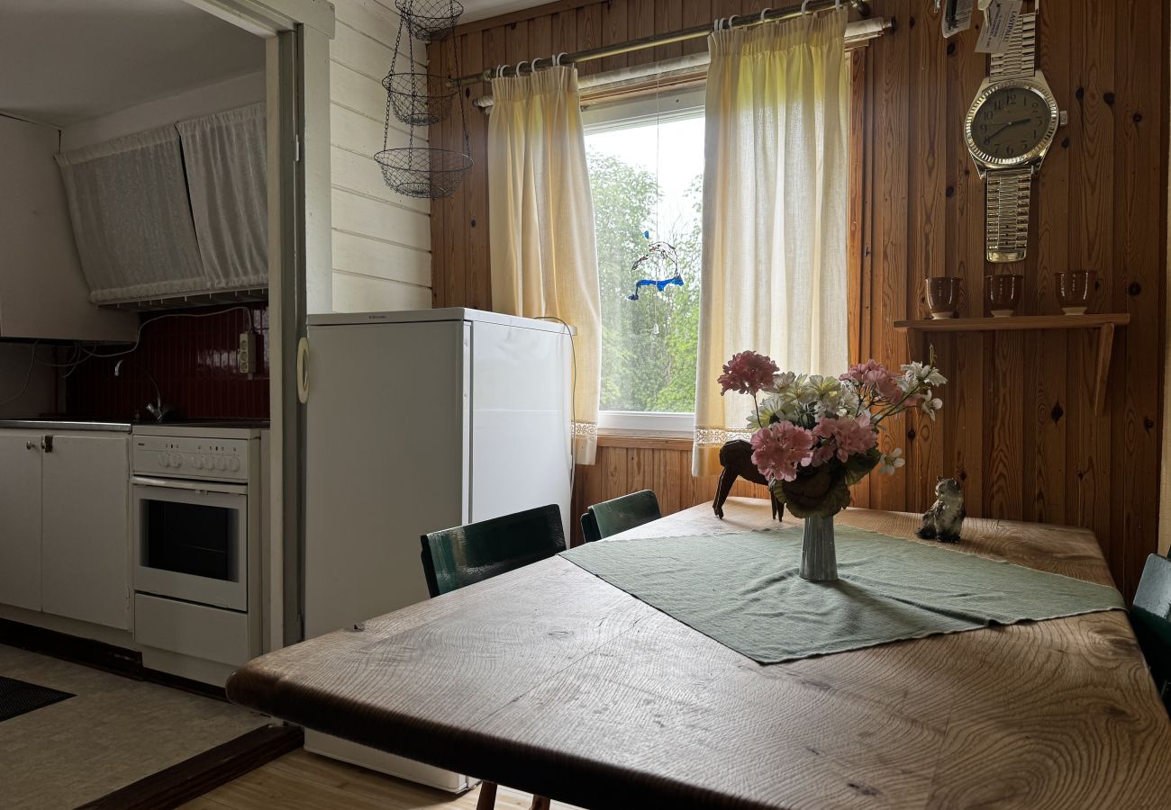 House in Hällevadsholm - Cozy wilderness cabin at Kynnefjäll – close to lake, nature and hiking trails |SE09081