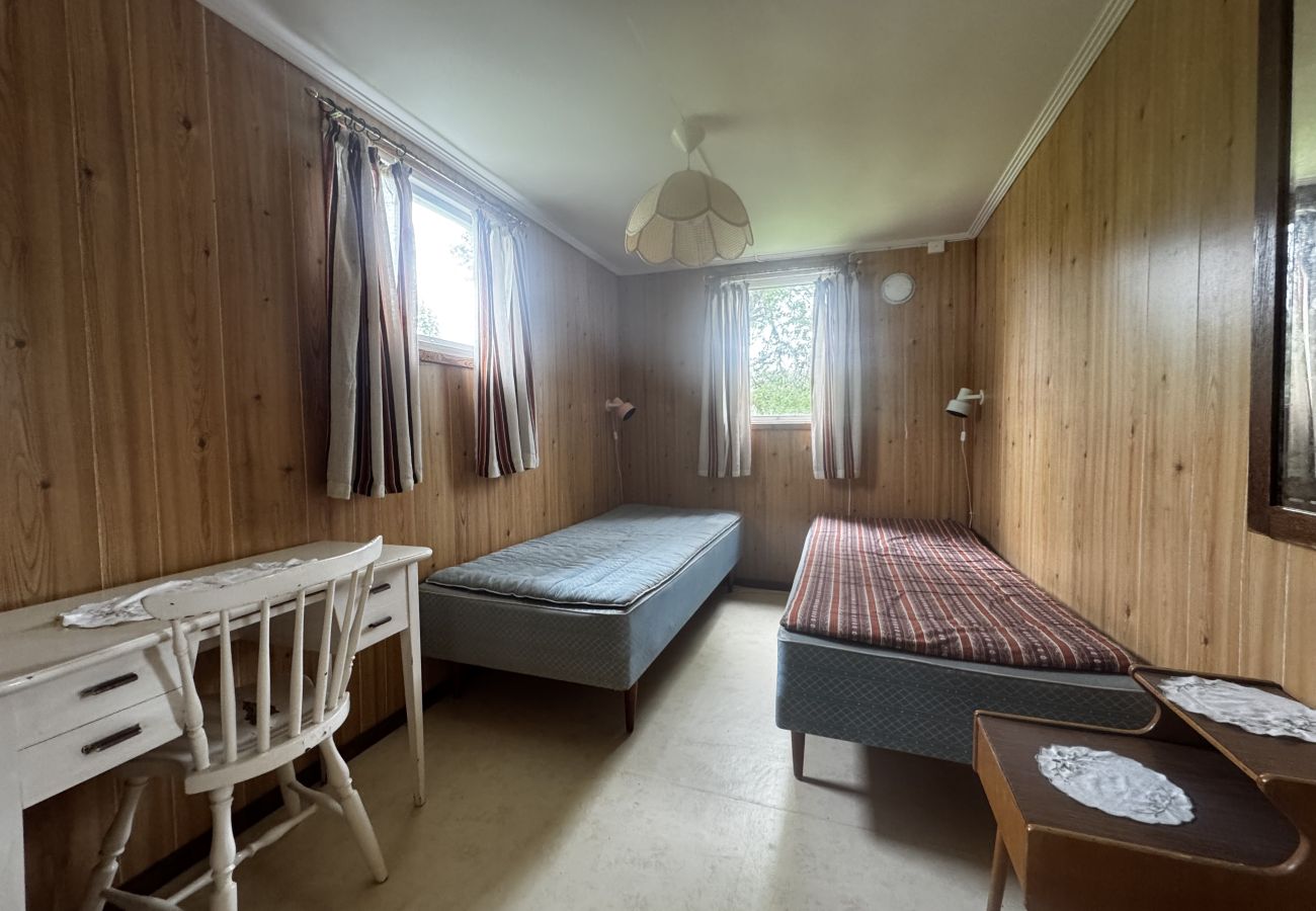 House in Hällevadsholm - Cozy wilderness cabin at Kynnefjäll – close to lake, nature and hiking trails |SE09081