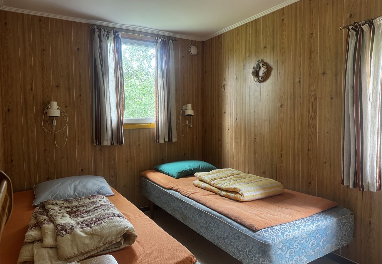 House in Hällevadsholm - Cozy wilderness cabin at Kynnefjäll – close to lake, nature and hiking trails |SE09081
