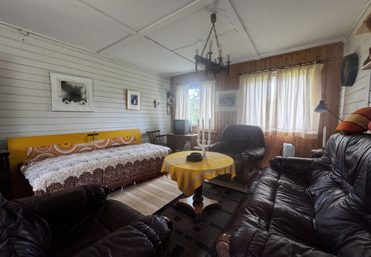 House in Hällevadsholm - Cozy wilderness cabin at Kynnefjäll – close to lake, nature and hiking trails |SE09081