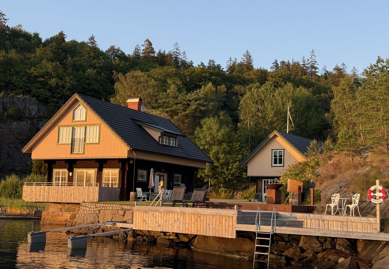 House in Munkedal - Log cabin with pool, sauna and boat by Torreby Castle | SE09080