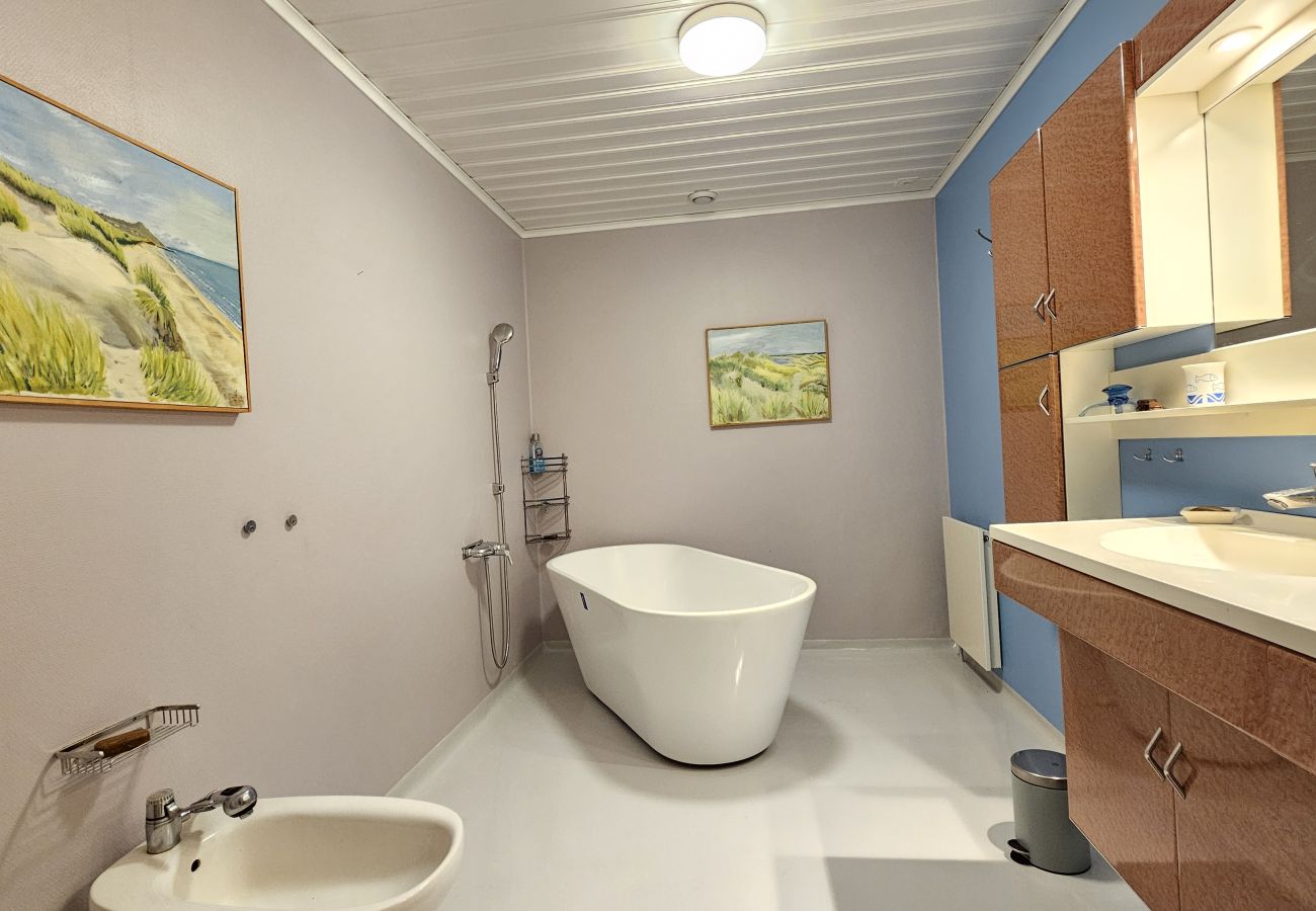 House in Ellös - Apartment in Stocken, sauna & boat, 250 m from the sea | SE09142