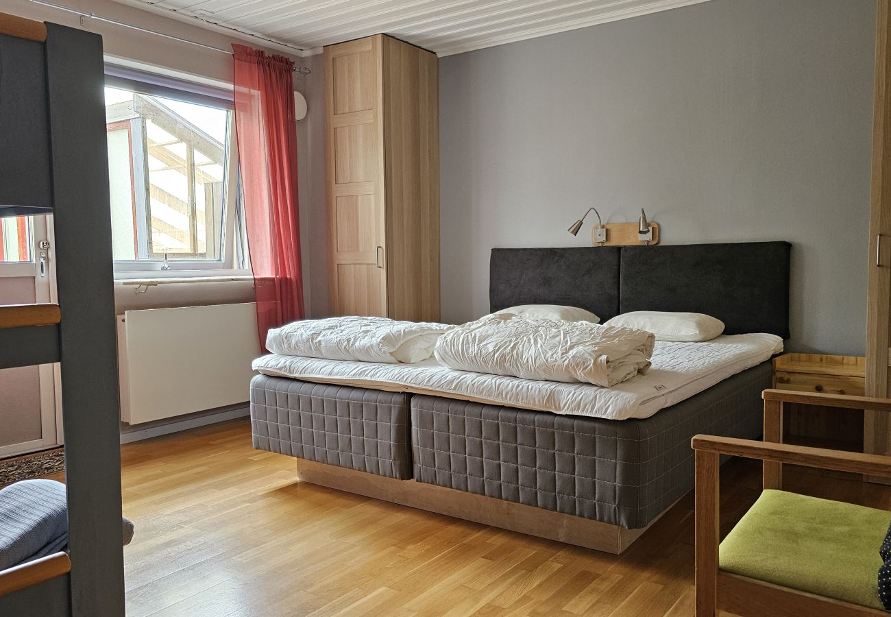 House in Ellös - Apartment in Stocken, sauna & boat, 250 m from the sea | SE09142