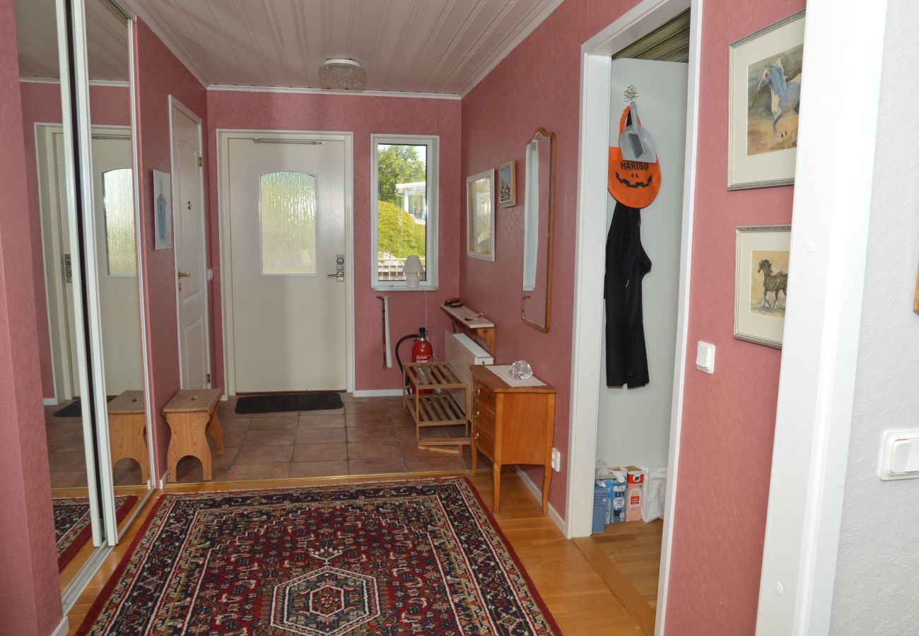 House in Ellös - Apartment in Stocken, sauna & boat, 250 m from the sea | SE09142