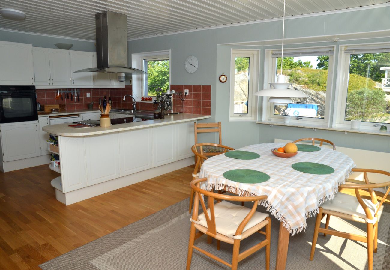 House in Ellös - Apartment in Stocken, sauna & boat, 250 m from the sea | SE09142