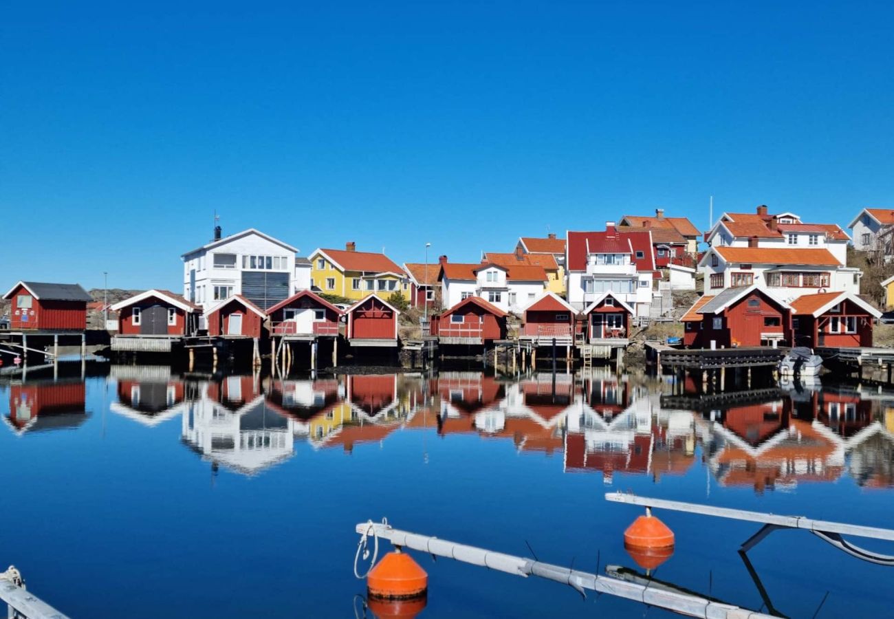 House in Ellös - Apartment in Stocken, sauna & boat, 250 m from the sea | SE09142