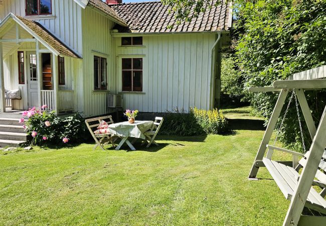 House in Henån - Charming house with kayaks, 300m from the sea on Orust | SE09139 House in Henån - Charming house with kayaks, 300m from the sea on Orust | SE09139