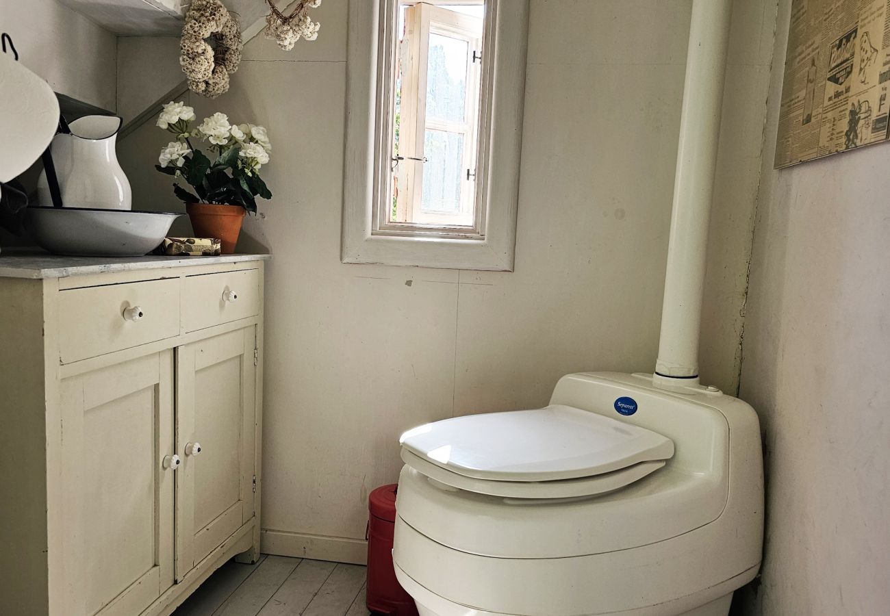House in Henån - Charming house with kayaks, 300m from the sea on Orust | SE09139