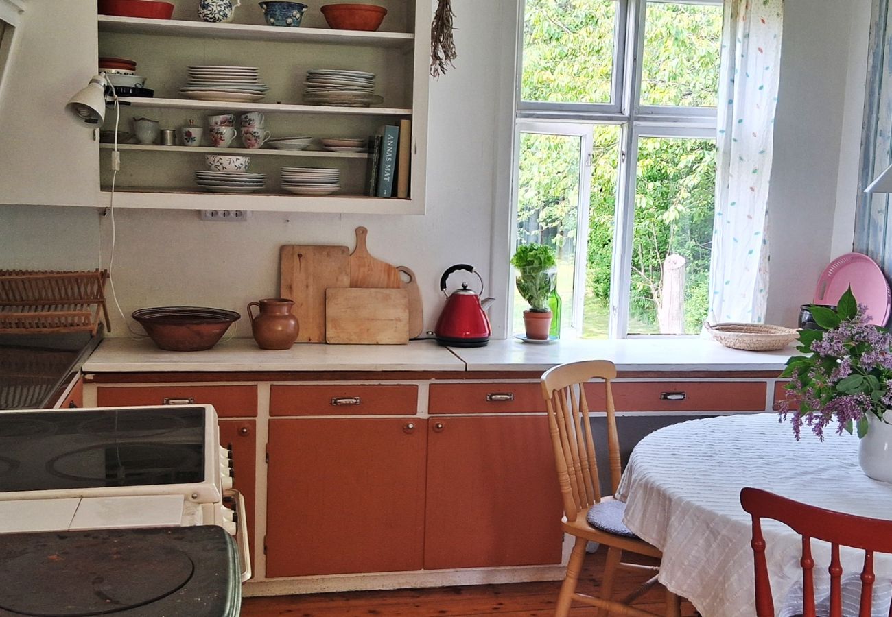 House in Henån - Charming house with kayaks, 300m from the sea on Orust | SE09139