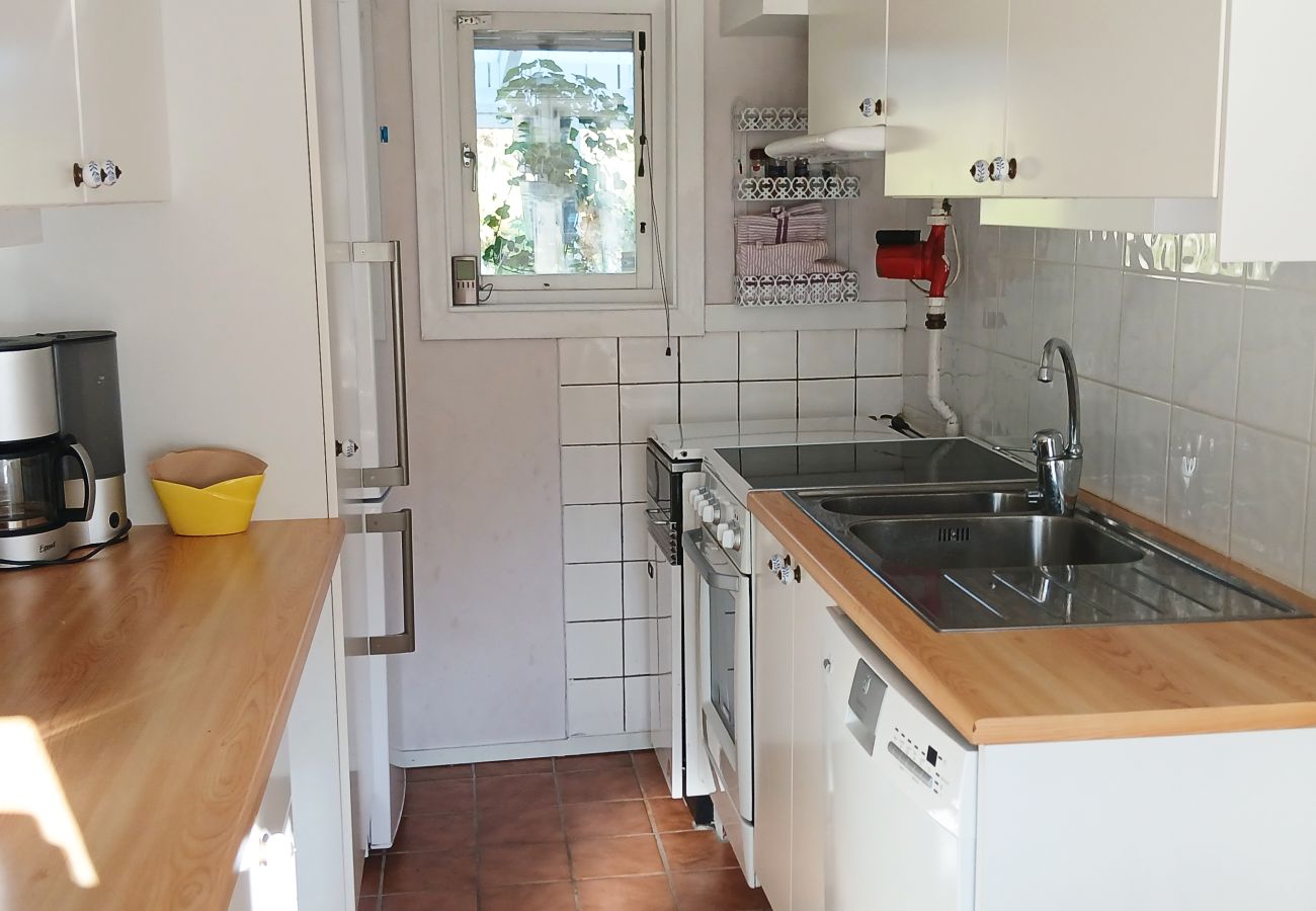 House in Vingåker - Cozy accommodation in Läppe, Vingåker – charming red cottage with a glazed balcony and proximity to adventure|SE14030