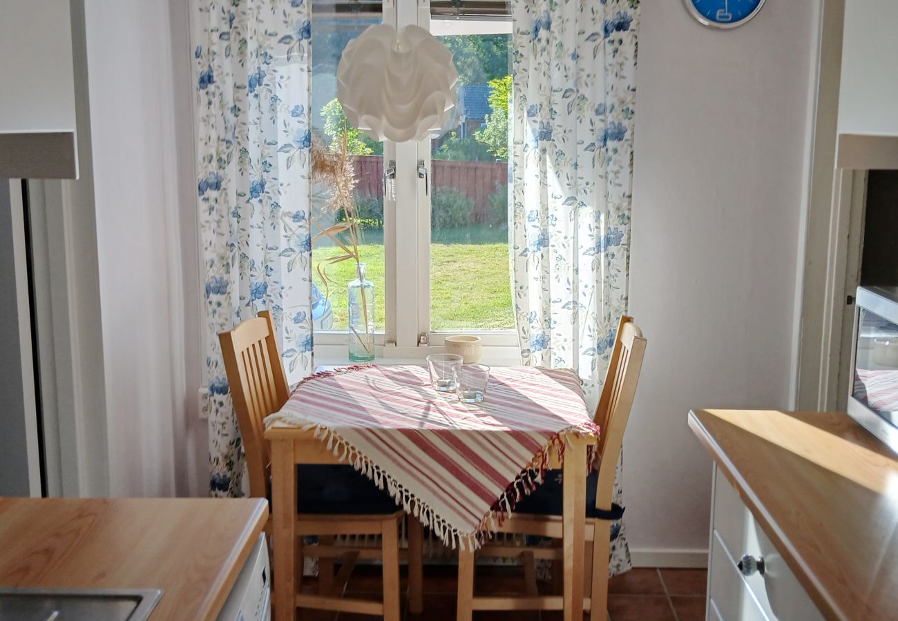 House in Vingåker - Cozy accommodation in Läppe, Vingåker – charming red cottage with a glazed balcony and proximity to adventure|SE14030