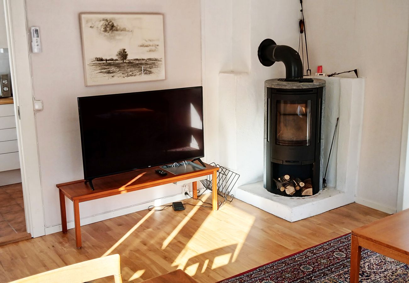 House in Vingåker - Cozy accommodation in Läppe, Vingåker – charming red cottage with a glazed balcony and proximity to adventure|SE14030