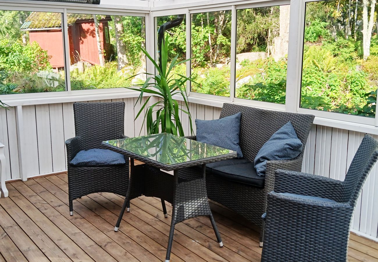 House in Vingåker - Cozy accommodation in Läppe, Vingåker – charming red cottage with a glazed balcony and proximity to adventure|SE14030