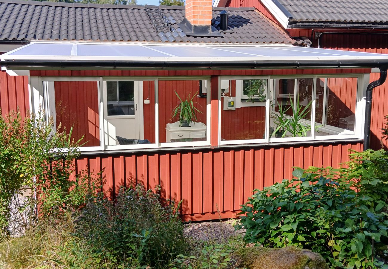 House in Vingåker - Cozy accommodation in Läppe, Vingåker – charming red cottage with a glazed balcony and proximity to adventure|SE14030
