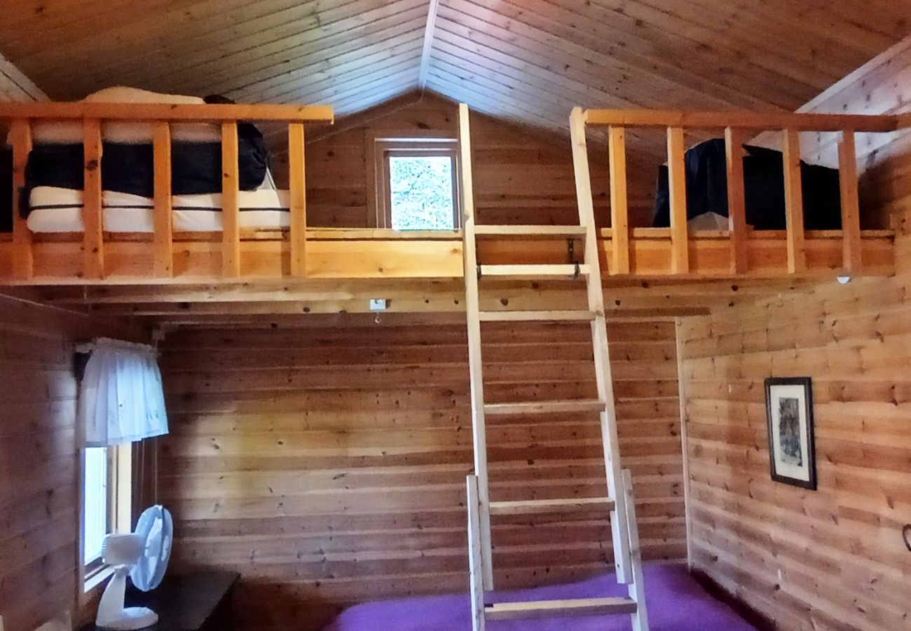 House in Vingåker - Cozy accommodation in Läppe, Vingåker – charming red cottage with a glazed balcony and proximity to adventure|SE14030