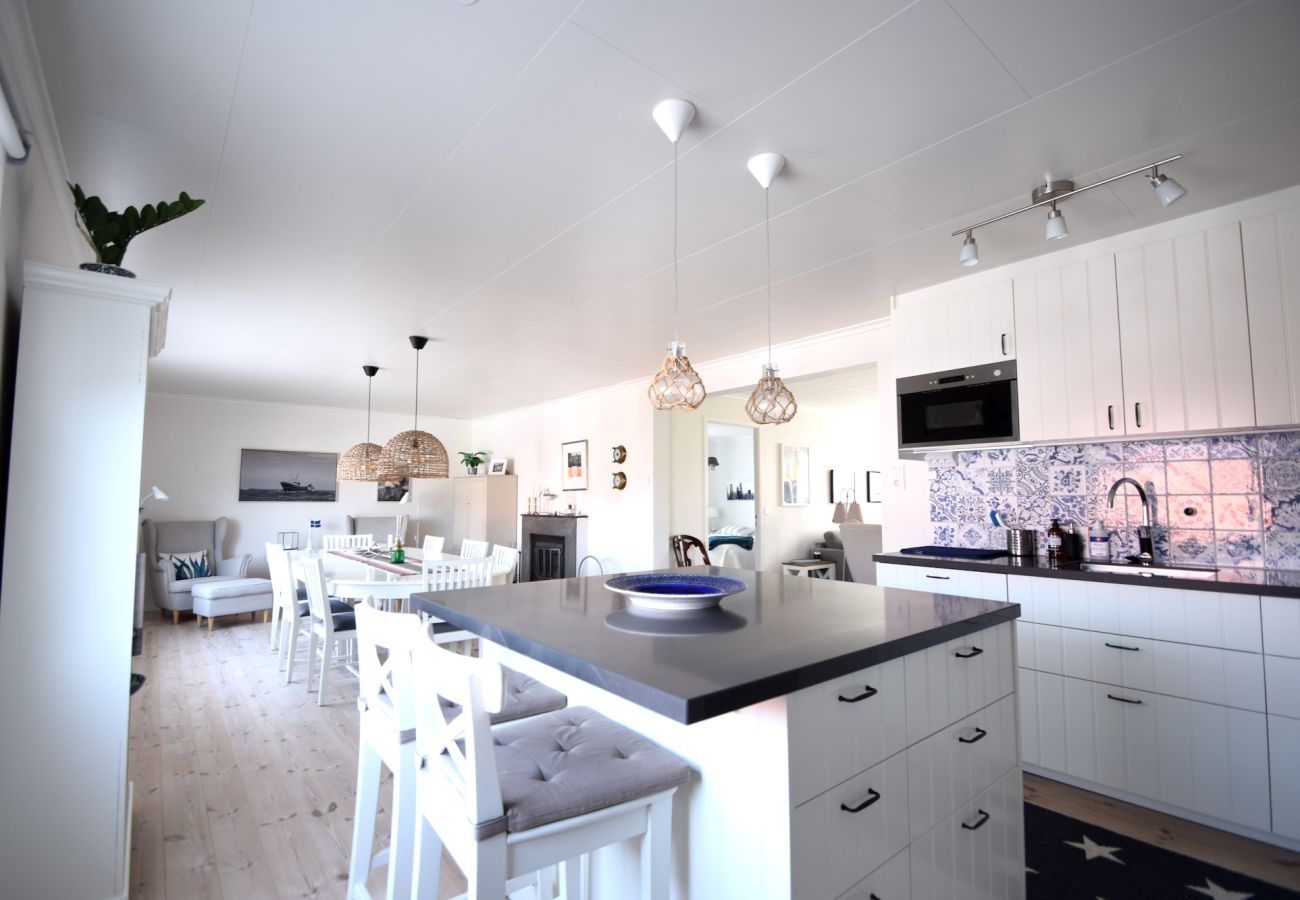 House in Skärhamn - Spacious house near the sea in Skärhamn | SE09149