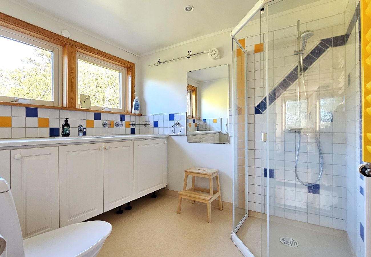 House in Klövedal - Family-friendly house close to sea & nature in Klövedal | SE09145