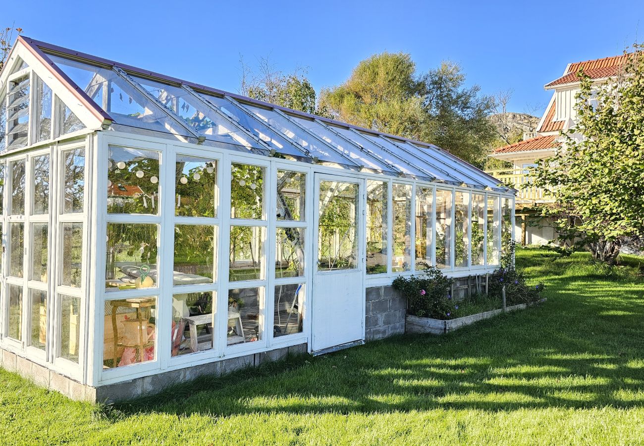 House in Klövedal - Family-friendly house close to sea & nature in Klövedal | SE09145