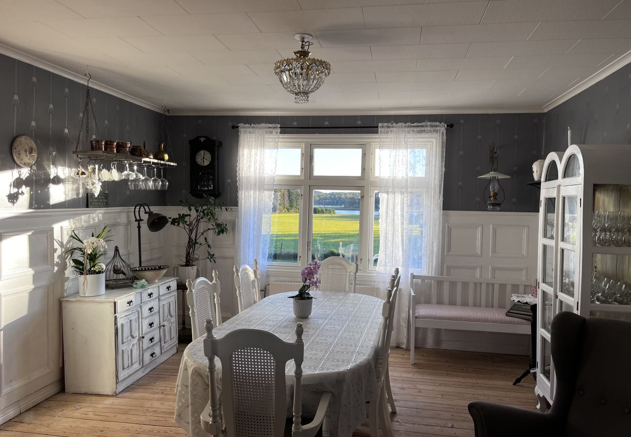 Villa in Svanesund - Large charming house with pool & lake view near Svanesund | SE09167