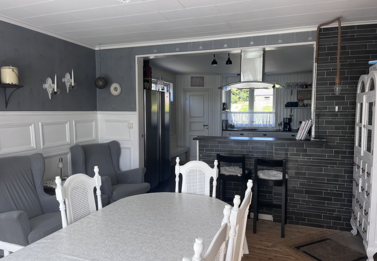 Villa in Svanesund - Large charming house with pool & lake view near Svanesund | SE09167