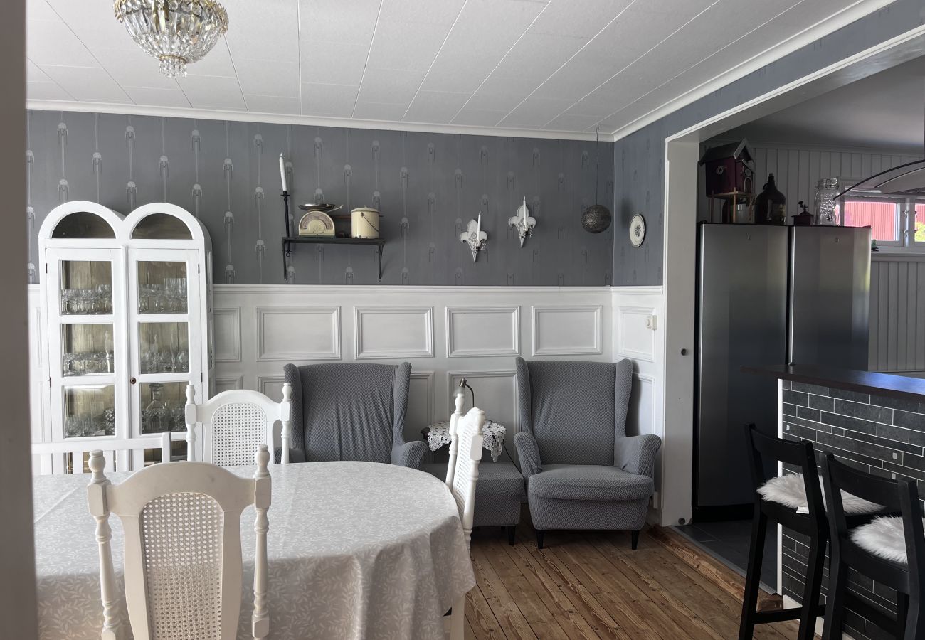 Villa in Svanesund - Large charming house with pool & lake view near Svanesund | SE09167