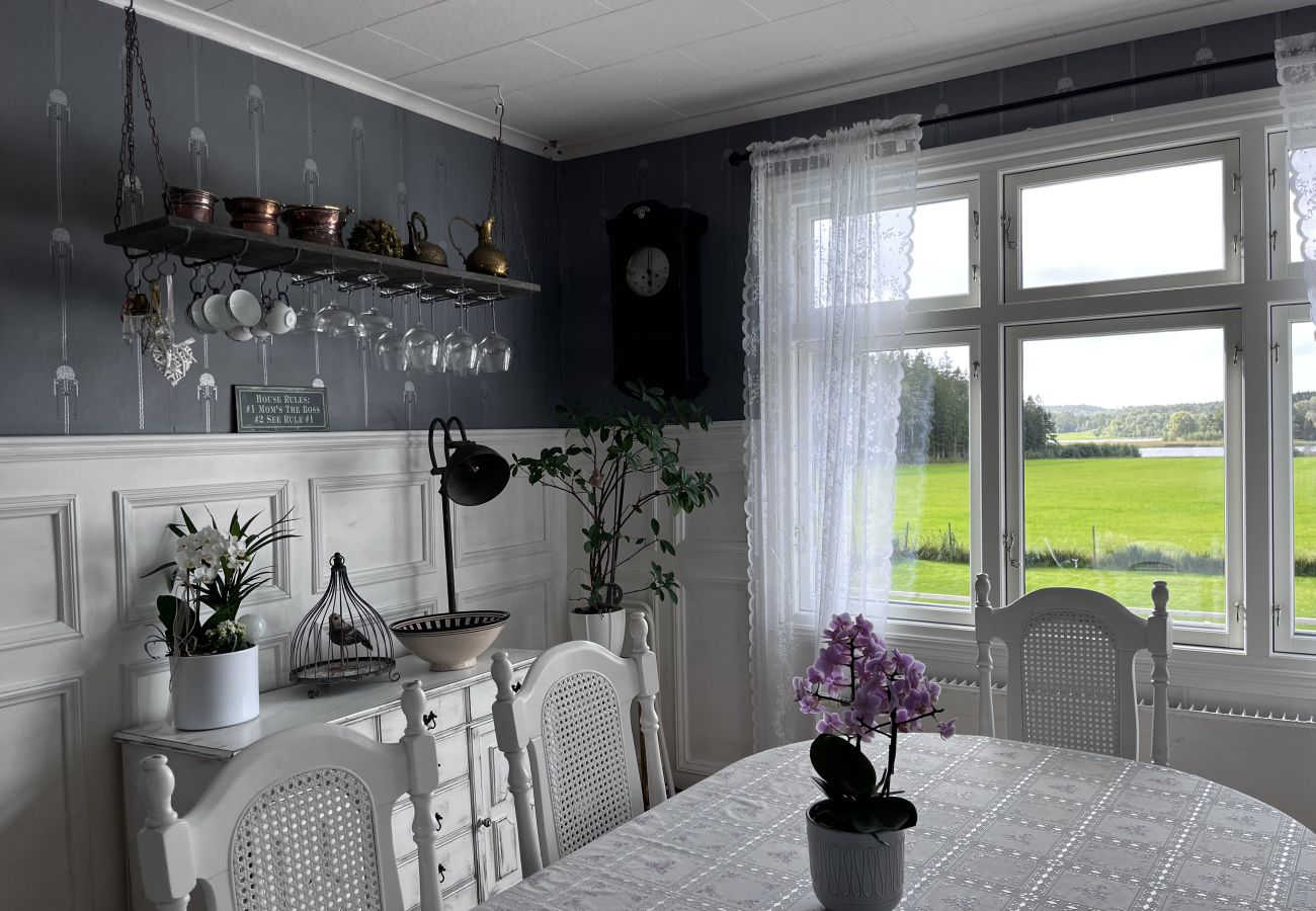 Villa in Svanesund - Large charming house with pool & lake view near Svanesund | SE09167