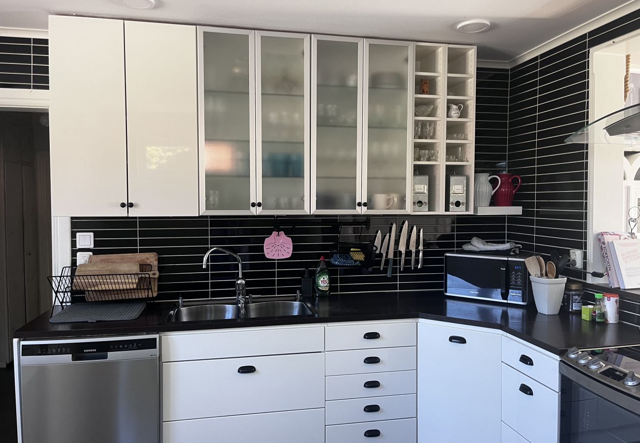 Villa in Svanesund - Large charming house with pool & lake view near Svanesund | SE09167