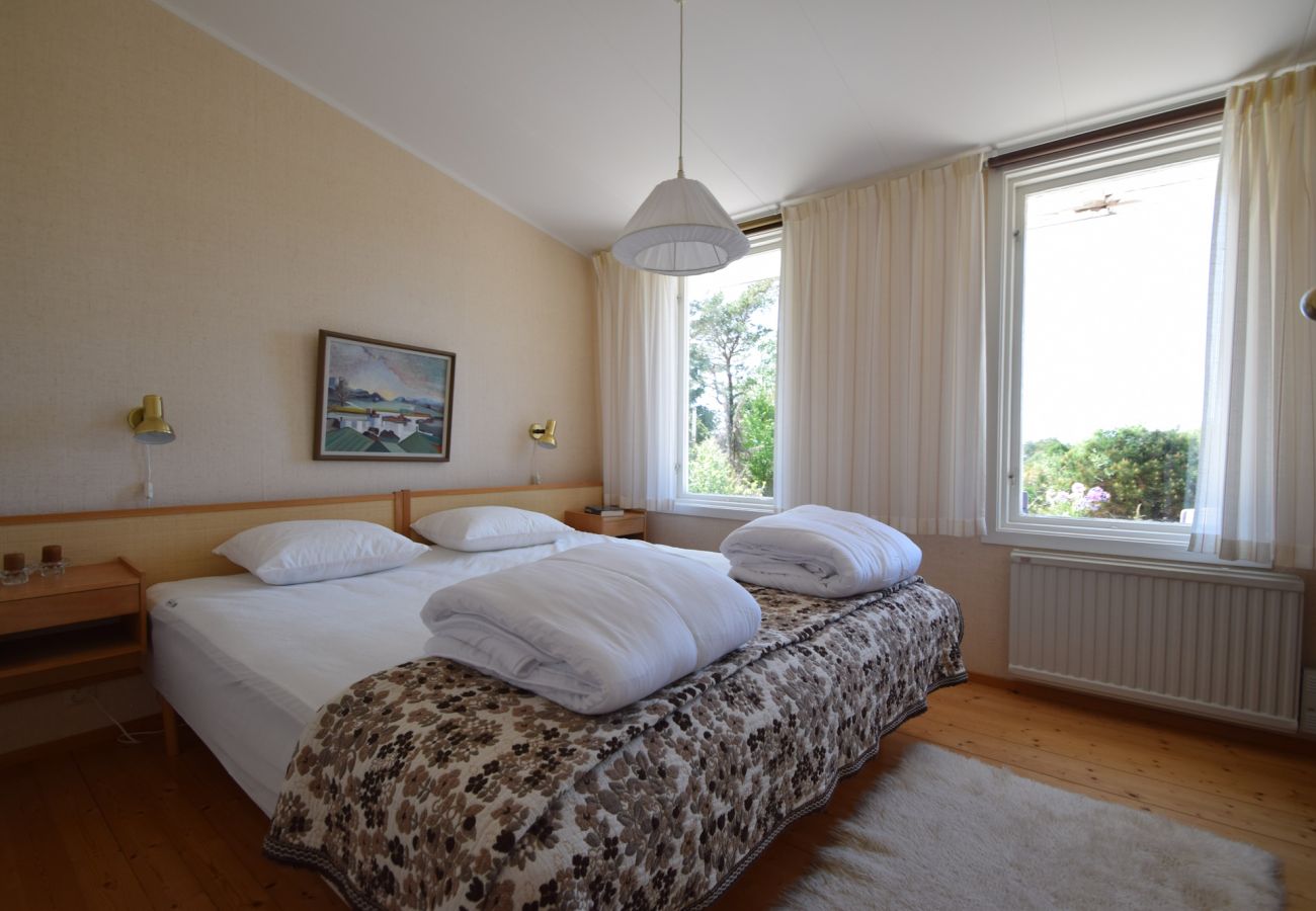 House in Stenungsund - Architect-designed holiday home with nature plot near the sea | SE09157