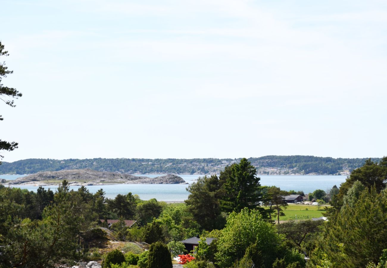 House in Stenungsund - Architect-designed holiday home with nature plot near the sea | SE09157