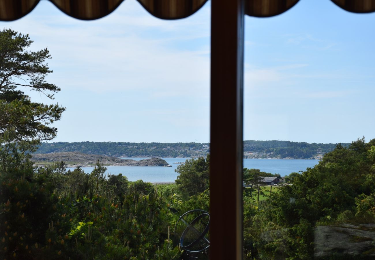 House in Stenungsund - Architect-designed holiday home with nature plot near the sea | SE09157