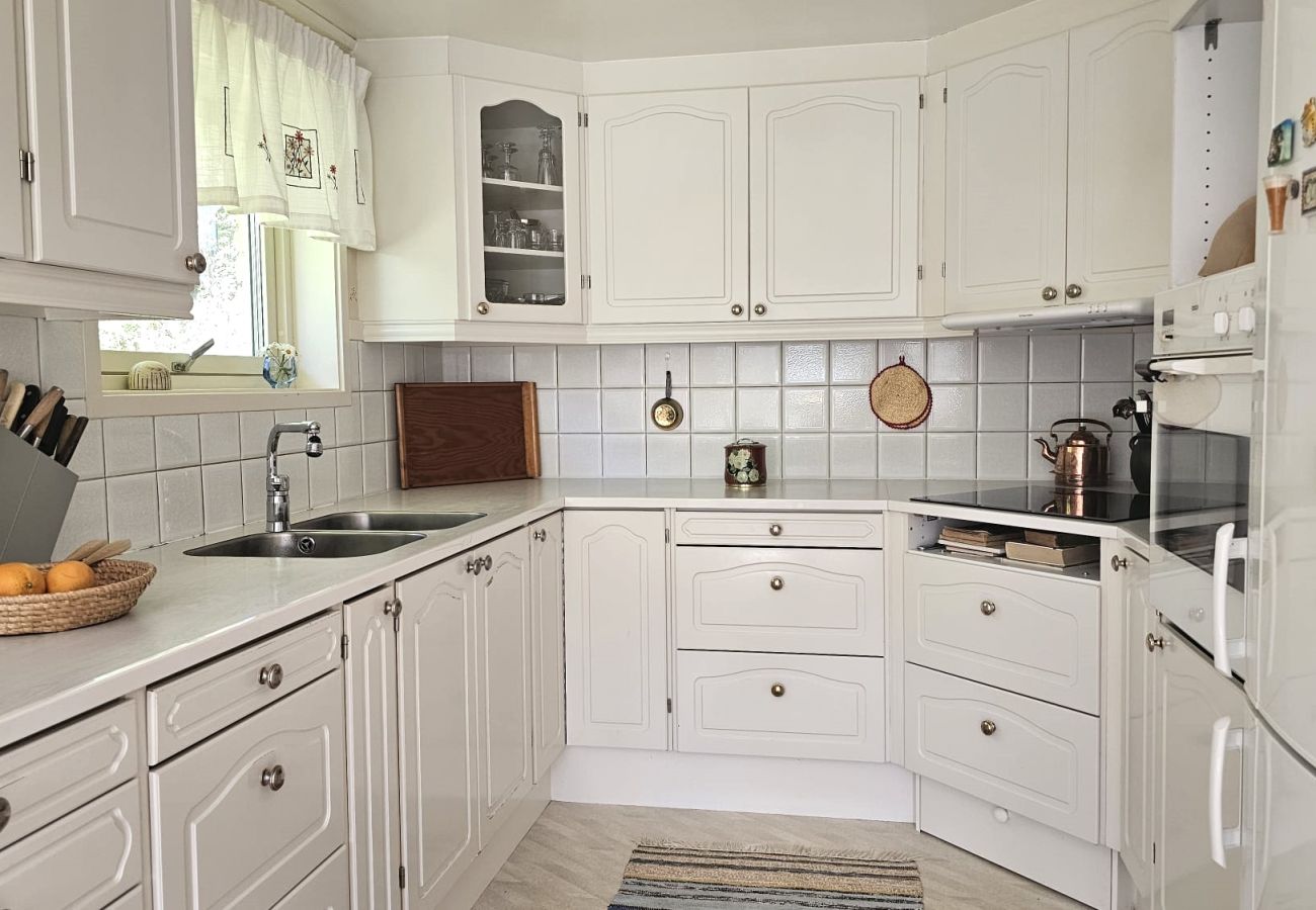 House in Henån - Sunny and Peaceful Holiday Home near Forest and Sea | SE09158