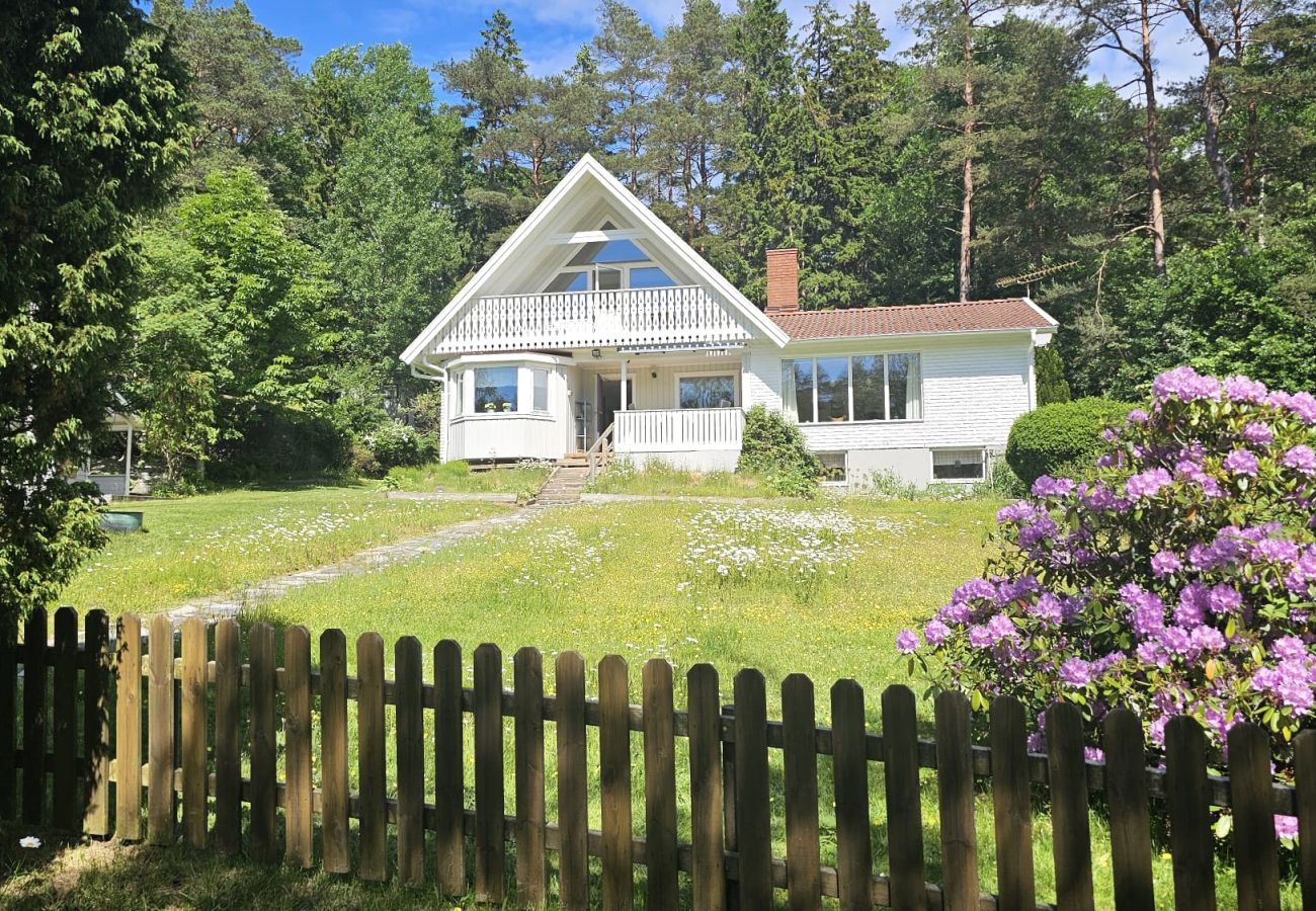 House in Henån - Sunny and Peaceful Holiday Home near Forest and Sea | SE09158